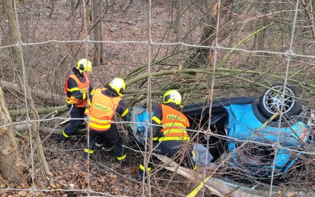 FOTO: Mladý řidič ráno havaroval, se svým mini skončil mimo silnici na střeše