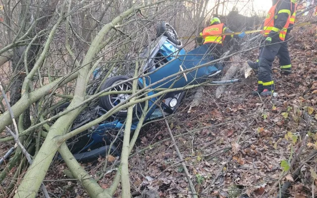 FOTO: Mladý řidič ráno havaroval, se svým mini skončil mimo silnici na střeše