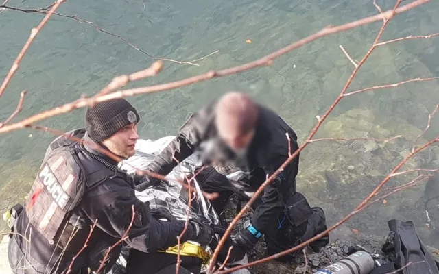 FOTO: Potapěč ztratil vědomí pětadvacet metrů pod hladinou, letěl pro něj vrtulník. Foto: Se svolením Police ČR