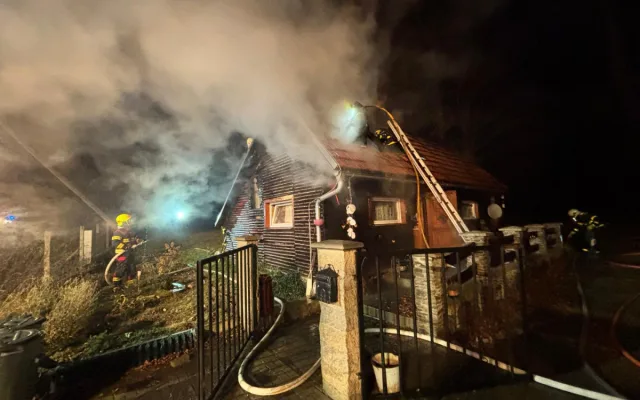 Požár chaty na Bruntálsku způsobil škodu dva miliony, žena se nadýchala kouře