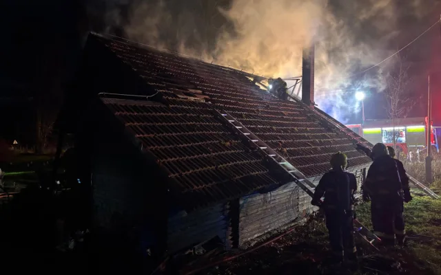 Požár chaty na Bruntálsku způsobil škodu dva miliony, žena se nadýchala kouře