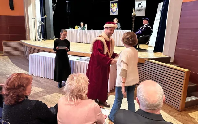 Věk není překážkou. Více než 150 seniorů promovalo v Třinci na Univerzitě třetího věku