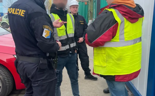 Padělek pasu i nelegální pobyt. Policisté zkontrolovali tisíc cizinců v kraji