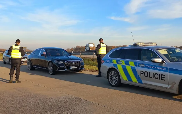 Padělek pasu i nelegální pobyt. Policisté zkontrolovali tisíc cizinců v kraji