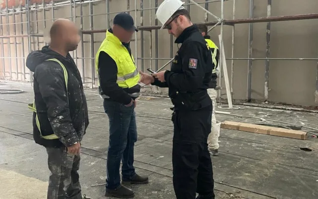 Padělek pasu i nelegální pobyt. Policisté zkontrolovali tisíc cizinců v kraji