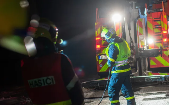 Sypač mimo silnici i uzavřené úseky. Jak to vypadá na silnicích a jaké bude počasí?