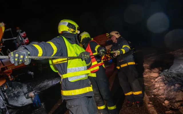 Sypač mimo silnici i uzavřené úseky. Jak to vypadá na silnicích a jaké bude počasí?