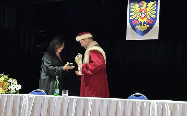 FOTO: Třinecká Univerzita třetího věku má další absolventy. Mají za sebou promoci
