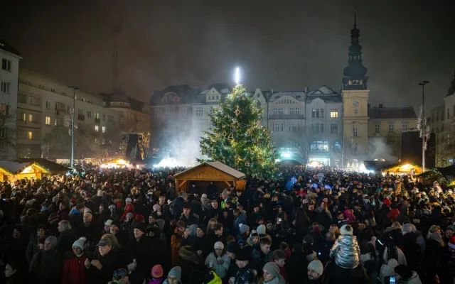I v Ostravě zahájili advent. Na náměstí se roztočilo kolo, otevřelo se kluziště