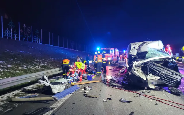 Vážná nehoda na D48: dodávka narazila do kamionu, dva muži jsou v kritickém stavu