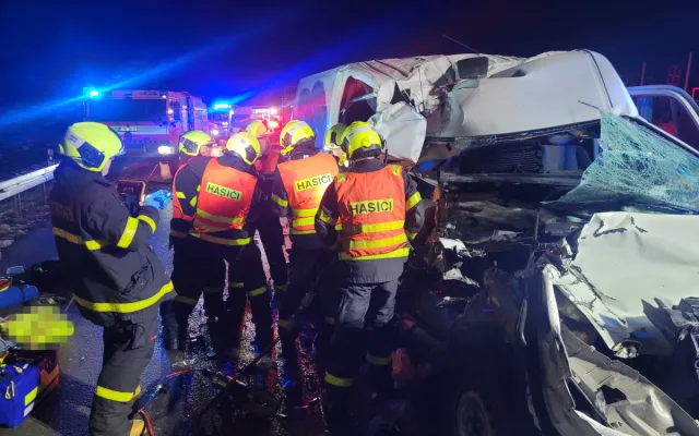Vážná nehoda na D48: dodávka narazila do kamionu, dva muži jsou v kritickém stavu