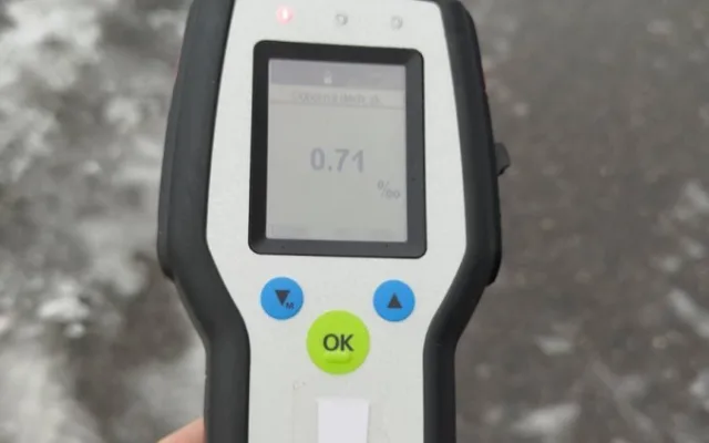 Opilý cyklista narazil do auta, motorkář sletěl do příkopu. Oba nadýchali 2,5 promile
