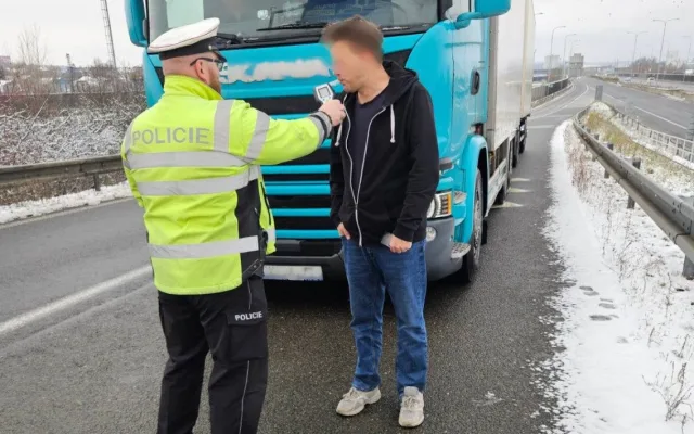 Opilý cyklista narazil do auta, motorkář sletěl do příkopu. Oba nadýchali 2,5 promile