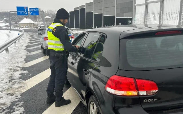Opilý cyklista narazil do auta, motorkář sletěl do příkopu. Oba nadýchali 2,5 promile