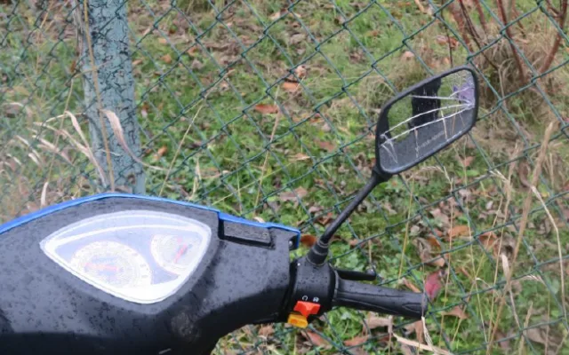 Opilý cyklista narazil do auta, motorkář sletěl do příkopu. Oba nadýchali 2,5 promile