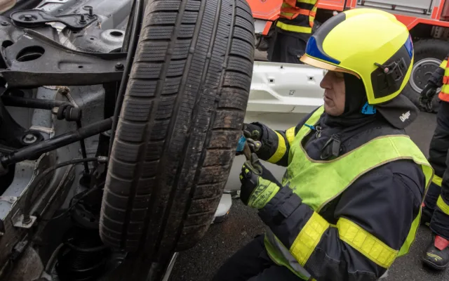 Při nehodě v Radvanicích skončil osobní vůz na střeše