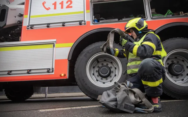 Při nehodě v Radvanicích skončil osobní vůz na střeše