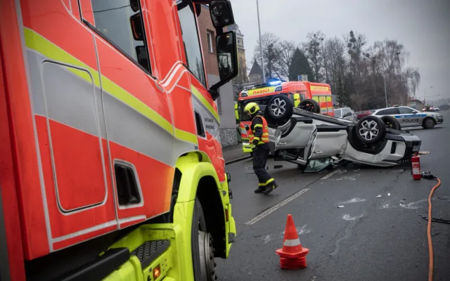 Při nehodě v Radvanicích skončil osobní vůz na střeše