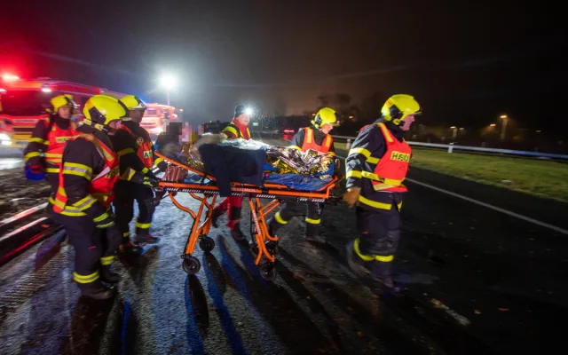 D56 u Paskova blokuje vážná nehoda: kamionu praskla pneumatika, způsobil sérii střetů