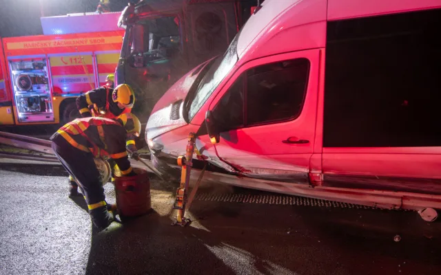 D56 u Paskova blokuje vážná nehoda: kamionu praskla pneumatika, způsobil sérii střetů