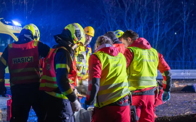 D56 u Paskova blokuje vážná nehoda: kamionu praskla pneumatika, způsobil sérii střetů
