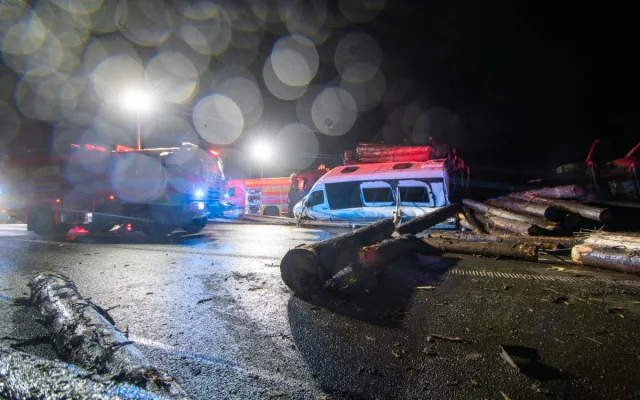 D56 u Paskova blokuje vážná nehoda: kamionu praskla pneumatika, způsobil sérii střetů