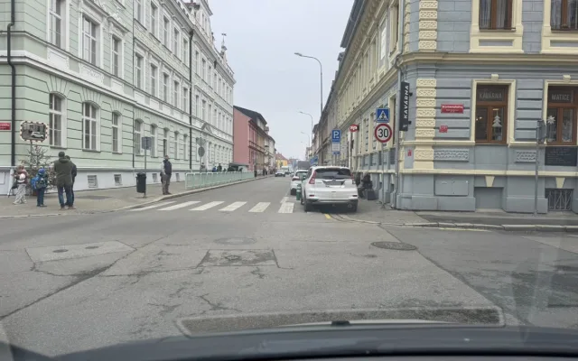 Překáží vám špatně zaparkované auto? Zavolejte policii, nadávat vám uleví, ale nepomůže