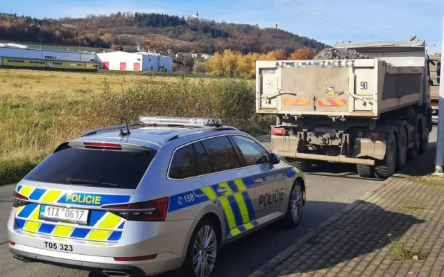 Řidič kamionu se vydával za příbuzného. Policisté řešili další vážné prohřešky