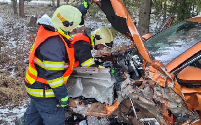 Při čelním srážce dvou osobních vozidel u Rýmařova se zranilo osm lidí