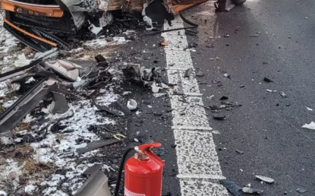 Při čelním srážce dvou osobních vozidel u Rýmařova se zranilo osm lidí