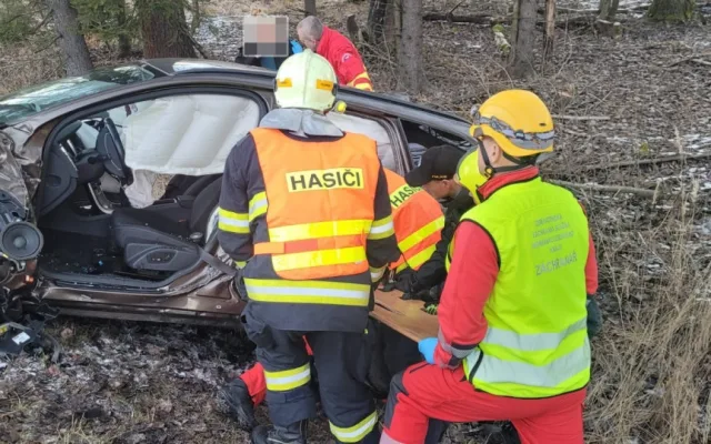 Při čelním srážce dvou osobních vozidel u Rýmařova se zranilo osm lidí