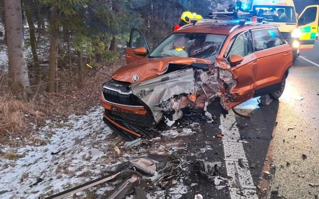 Při čelním srážce dvou osobních vozidel u Rýmařova se zranilo osm lidí