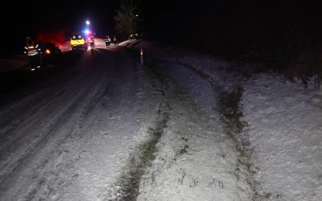 U Bílova havarovalo auto, osmiletá dívka vylezla z převráceného vozu a přivolala pomoc