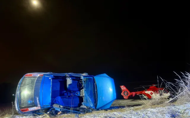 U Bílova havarovalo auto, osmiletá dívka vylezla z převráceného vozu a přivolala pomoc