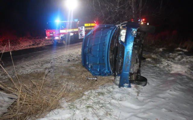 U Bílova havarovalo auto, osmiletá dívka vylezla z převráceného vozu a přivolala pomoc