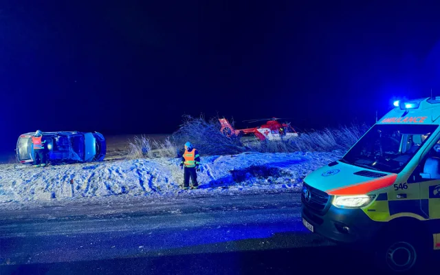 U Bílova havarovalo auto, osmiletá dívka vylezla z převráceného vozu a přivolala pomoc
