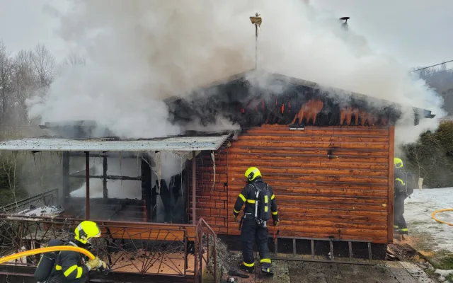 Požár u Těrlické přehrady zcela zničil chatu, škoda jde do milionů