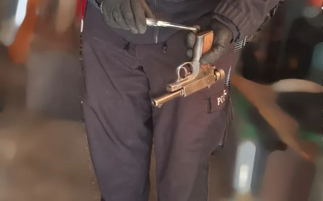 Perkusní revolver, jednoranová puška. V Moravskoslezském kraji začala zbraňové amnestie