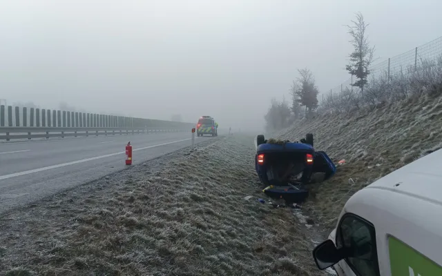 Silnice u Velké Polomi je kvůli většímu počtu nehod uzavřená. Na cestách je námraza