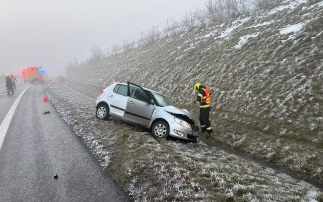 Silnice u Velké Polomi je kvůli většímu počtu nehod uzavřená. Na cestách je námraza