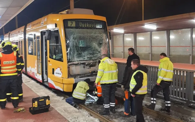 V Ostravě se srazily tramvaje, řidičku museli vyprostit hasiči. Zraněný je i jeden cestující