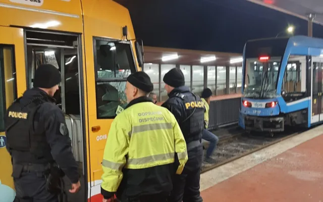 V Ostravě se srazily tramvaje, řidičku museli vyprostit hasiči. Zraněný je i jeden cestující