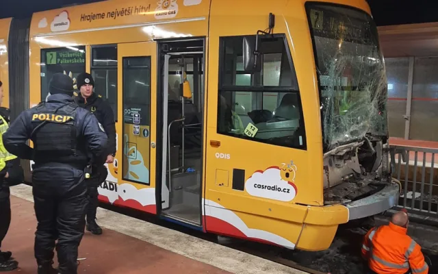 V Ostravě se srazily tramvaje, řidičku museli vyprostit hasiči. Zraněný je i jeden cestující
