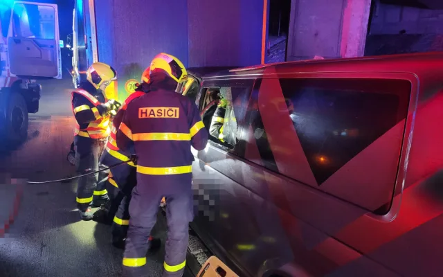 Noční kolize na D48 ochromila dopravu, záchranáři ošetřovali devět zraněných