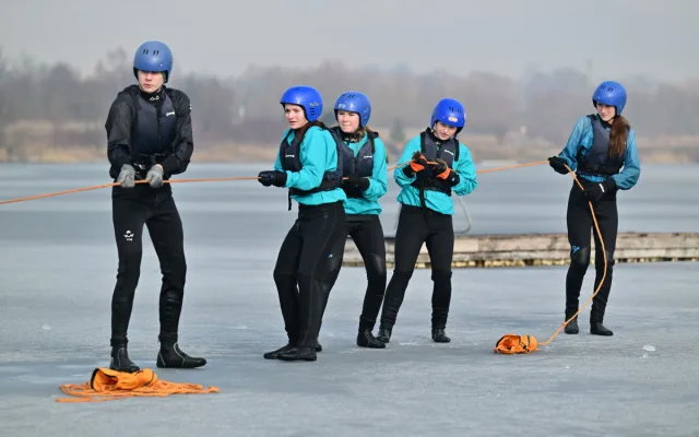 Poprvé oblékli neopren a vrhli se do ledové vody, středoškoláci se učili záchranu tonoucího