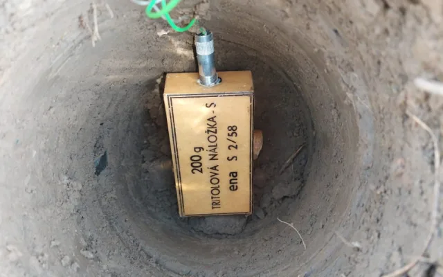 Dělníci narazili na nevybuchlou sovětskou leteckou pumu, pyrotechnik ji zneškodnil