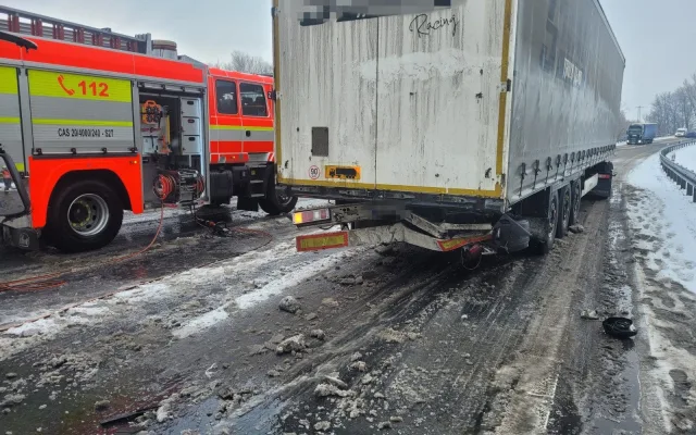 Dvaadvacet zraněných během jediného odpoledne. Sníh ochromil dopravu v kraji