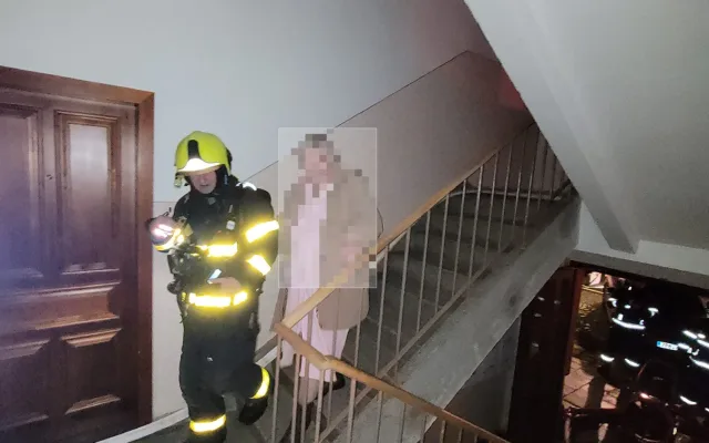 FOTO: Půlnoční požár v Budišově. Hasiči zachránili šest lidí, dva byty neobyvatelné
