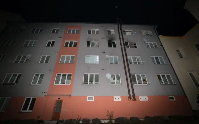 FOTO: Půlnoční požár v Budišově. Hasiči zachránili šest lidí, dva byty neobyvatelné