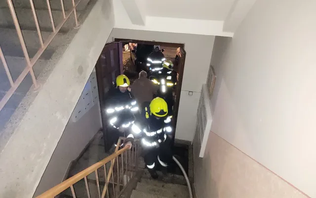 FOTO: Půlnoční požár v Budišově. Hasiči zachránili šest lidí, dva byty neobyvatelné